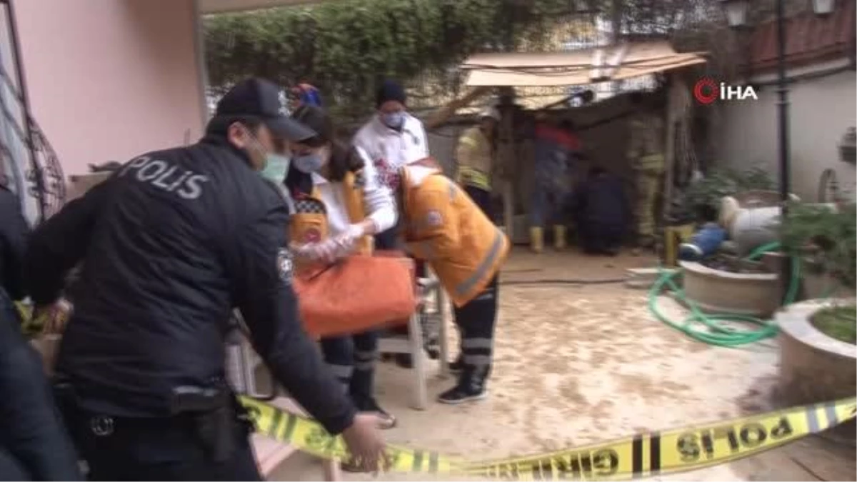 Üsküdar\'da kanalizasyon çukuruna düşen işçiyi itfaiye ekipleri kurtardı