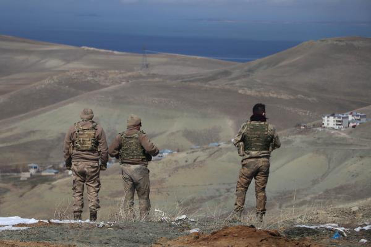 Van\'da 10 kilo C-4 patlayıcı ve silahlar ele geçirildi