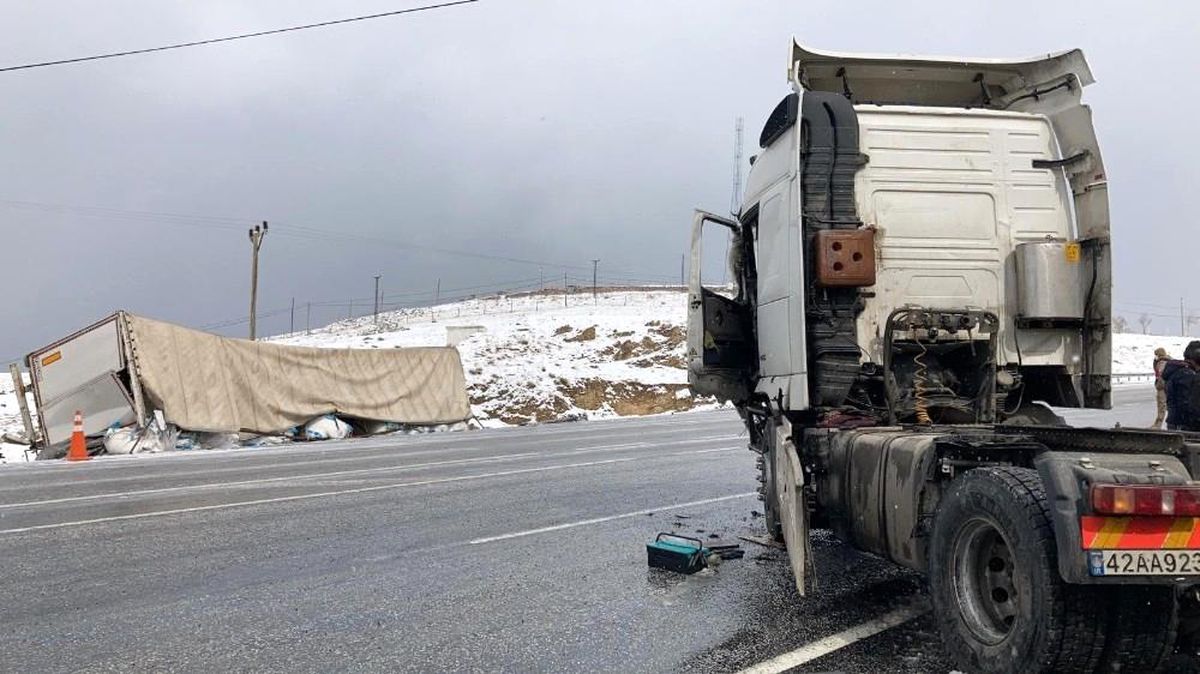 Virajı alamayan tır istinat duvarına çarptı: 1 yaralı