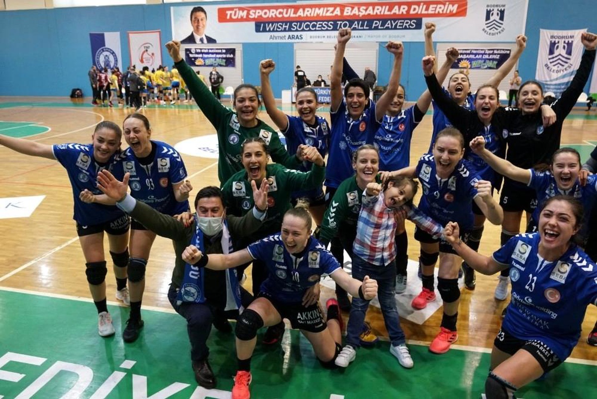 Yalıkavakspor\'da 5 pozitif vaka çıkınca maç iptal edildi