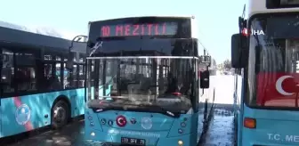 Son dakika haber | Yok böyle otobüs şoförü: Çocuklara gofret, büyüklere gülücük dağıtıyor