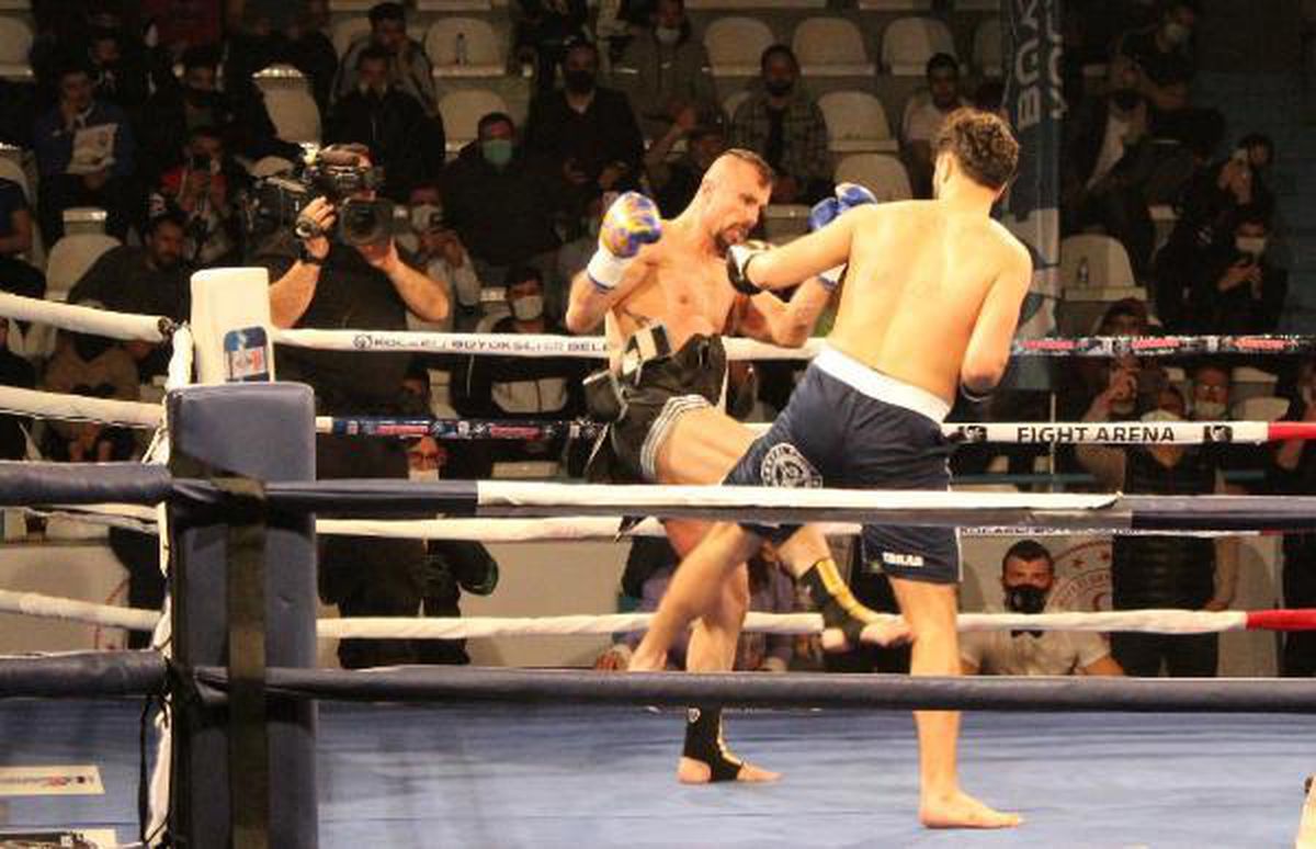 40 kick boks sporcusu Kocaeli\'de kozlarını paylaştı