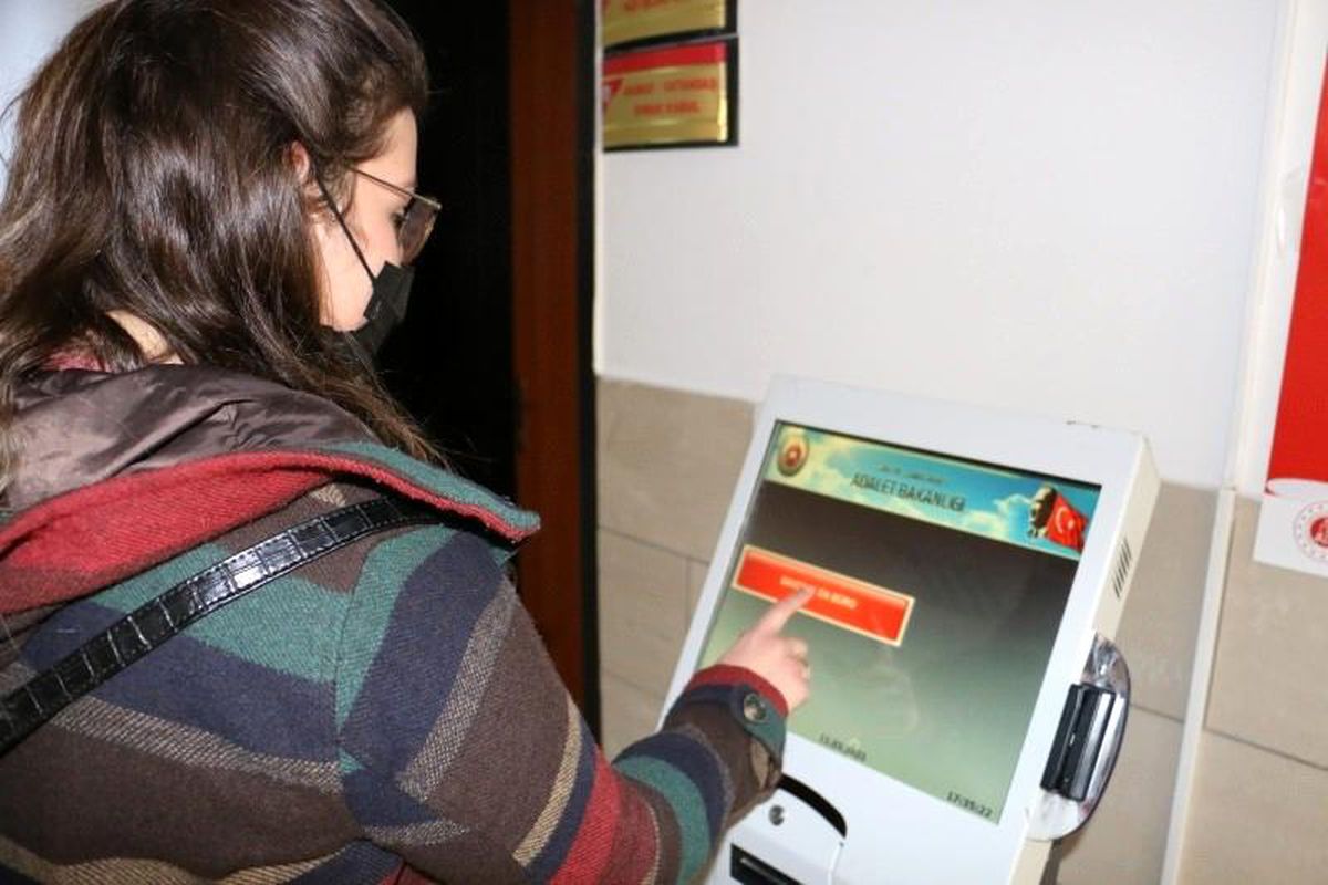 Adliyelerdeki ön büro ve danışma masaları sayesinde işlem süreleri kısaldı, fiziki temas azaldı