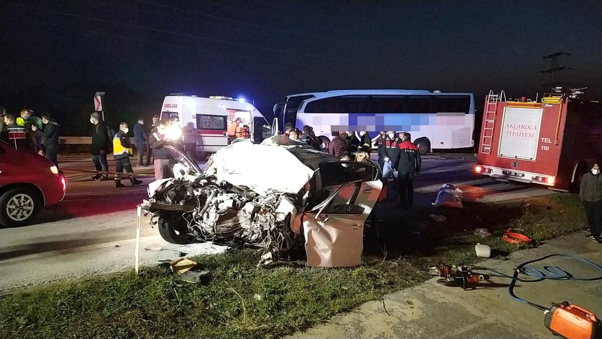Akçakoca\'da yolcu otobüsü ile otomobil çarpıştı: 3 ölü, 11 yaralı...(2)