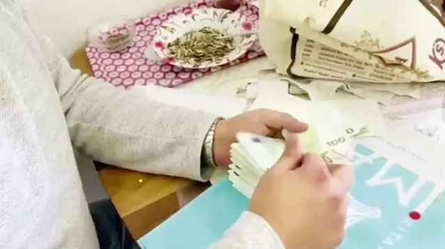 Aralarında polis, avukat bile var! 'Tokatçılar' örgütü tek bir fotoğrafla yakayı ele verdi Aralarında polis, avukat bile var! 'Tokatçılar' örgütü tek bir fotoğrafla yakayı ele verdi