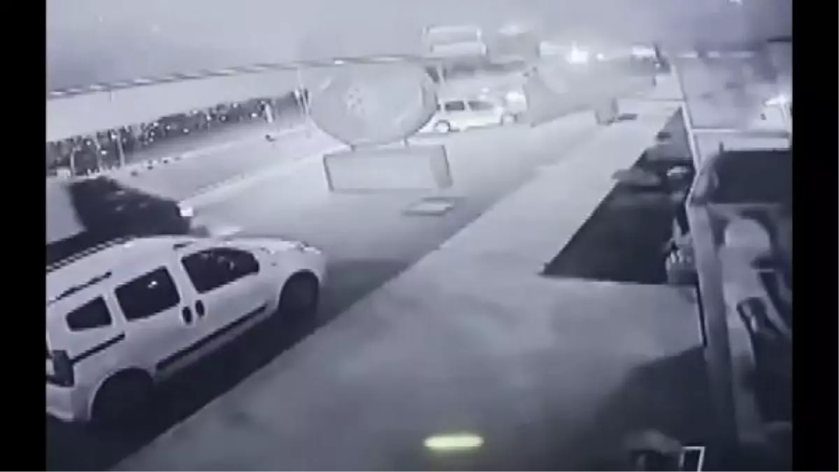 ARNAVUTKÖY\'DE İKİ OTOMOBİLİN KAFA KAFAYA ÇARPIŞTIĞI KAZA GÜVENLİK KAMERASINDA: 2 YARALI