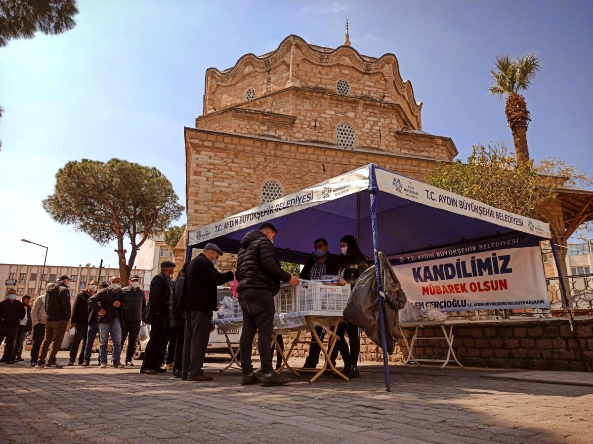 Aydın Büyükşehir Belediyesi Berat Kandili\'nde vatandaşlara helva dağıttı