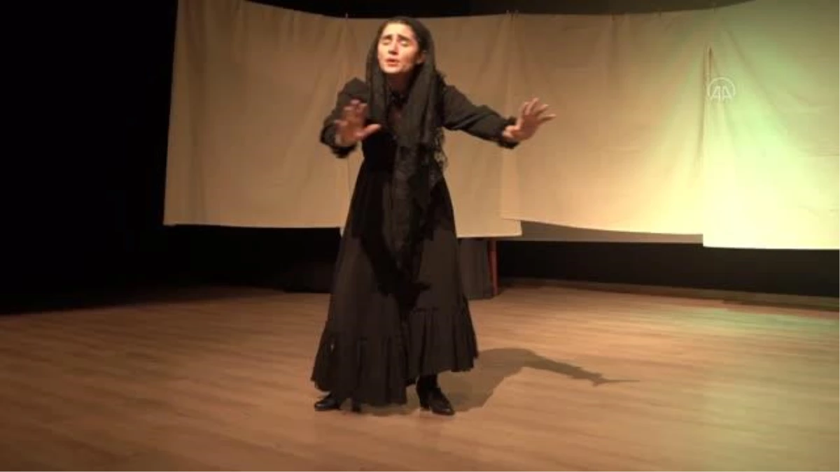 BALIKESİR - Ayvalık Kadın Oyunları Festivali "Bernarda" oyunuyla sürdü