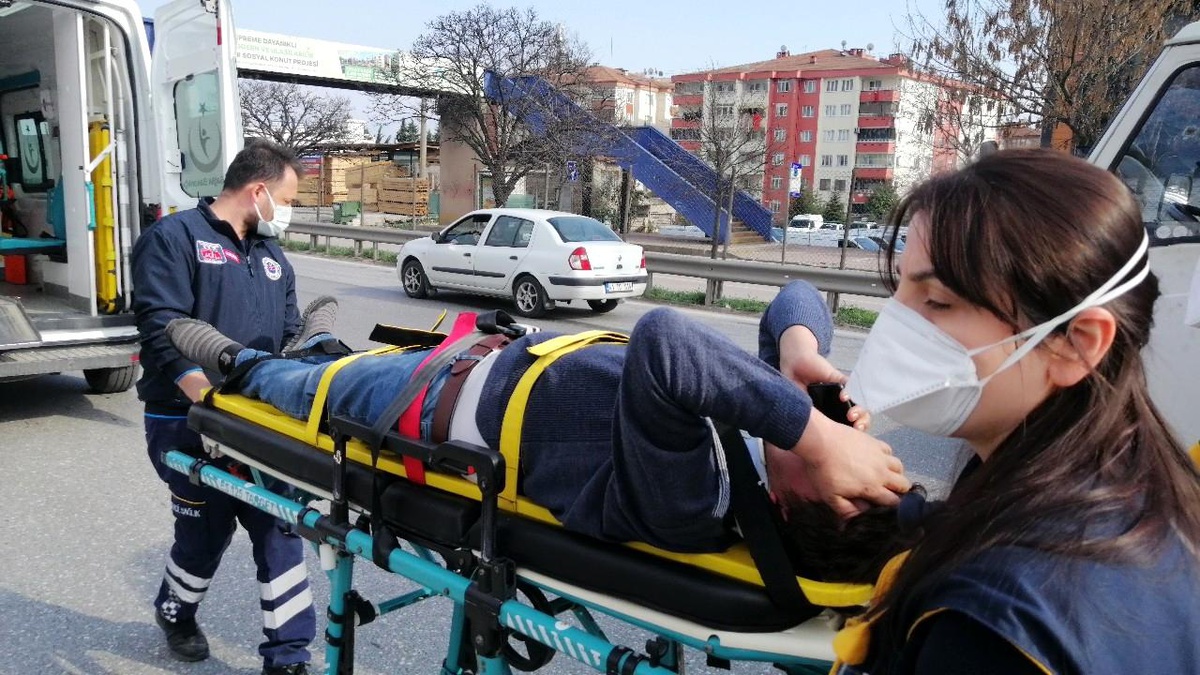 Başka bir aracın sıkıştırdığı otomobil bariyere çarptı: 1 yaralı