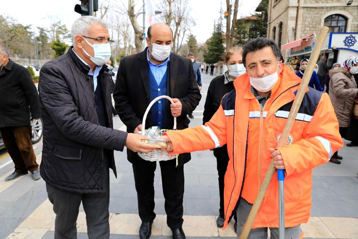 Belediye Başkanı Güder, vatandaşlara kandil simidi dağıttı