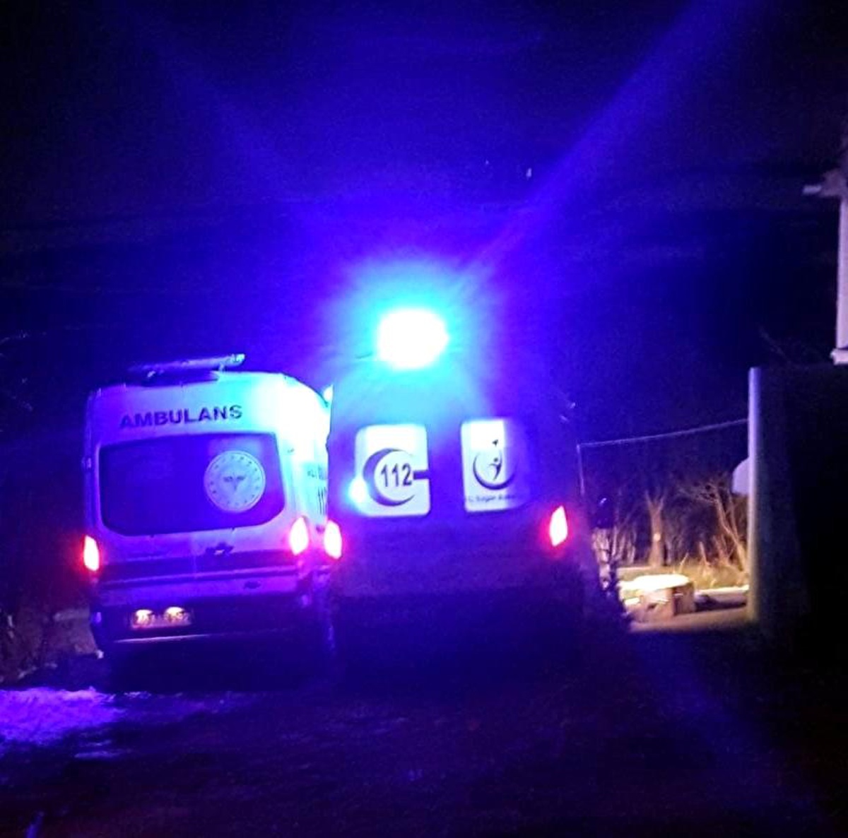 Son dakika 3. sayfa: Çamura saplanan ambulansları belediye kepçe ile kurtardı