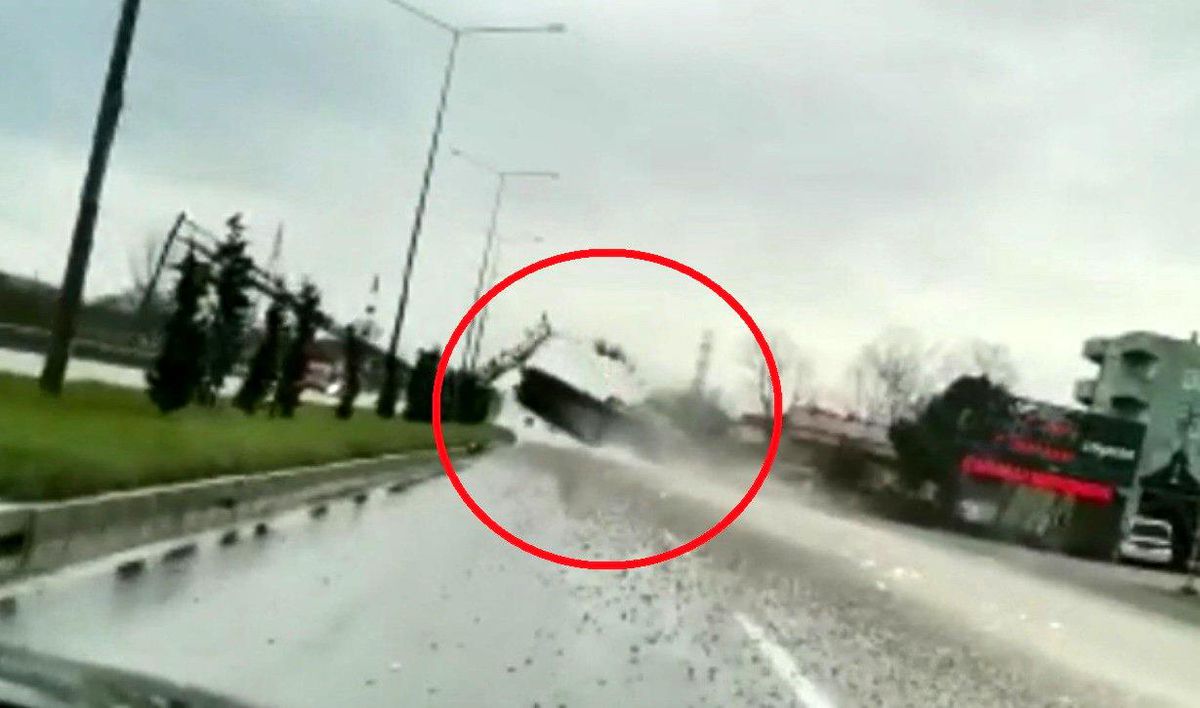 Damperi açılan kamyonun PTS\'ye çarpma anı kamerada: 1 yaralı