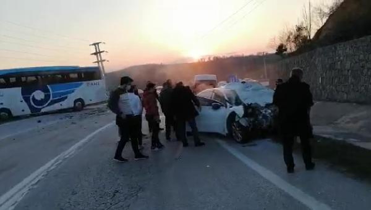 Son dakika haber! Düzce\'de yolcu otobüsü ile otomobil çarpıştı: 3 ölü, 10 yaralı (3)