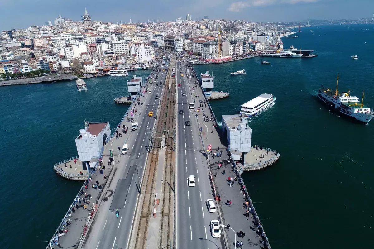 Eminönü\'ndeki kalabalık eski günlerine döndü