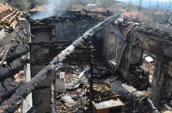 BALIKESİR Engelli kardeşlerin yaşadığı ev yanarak, küle döndü