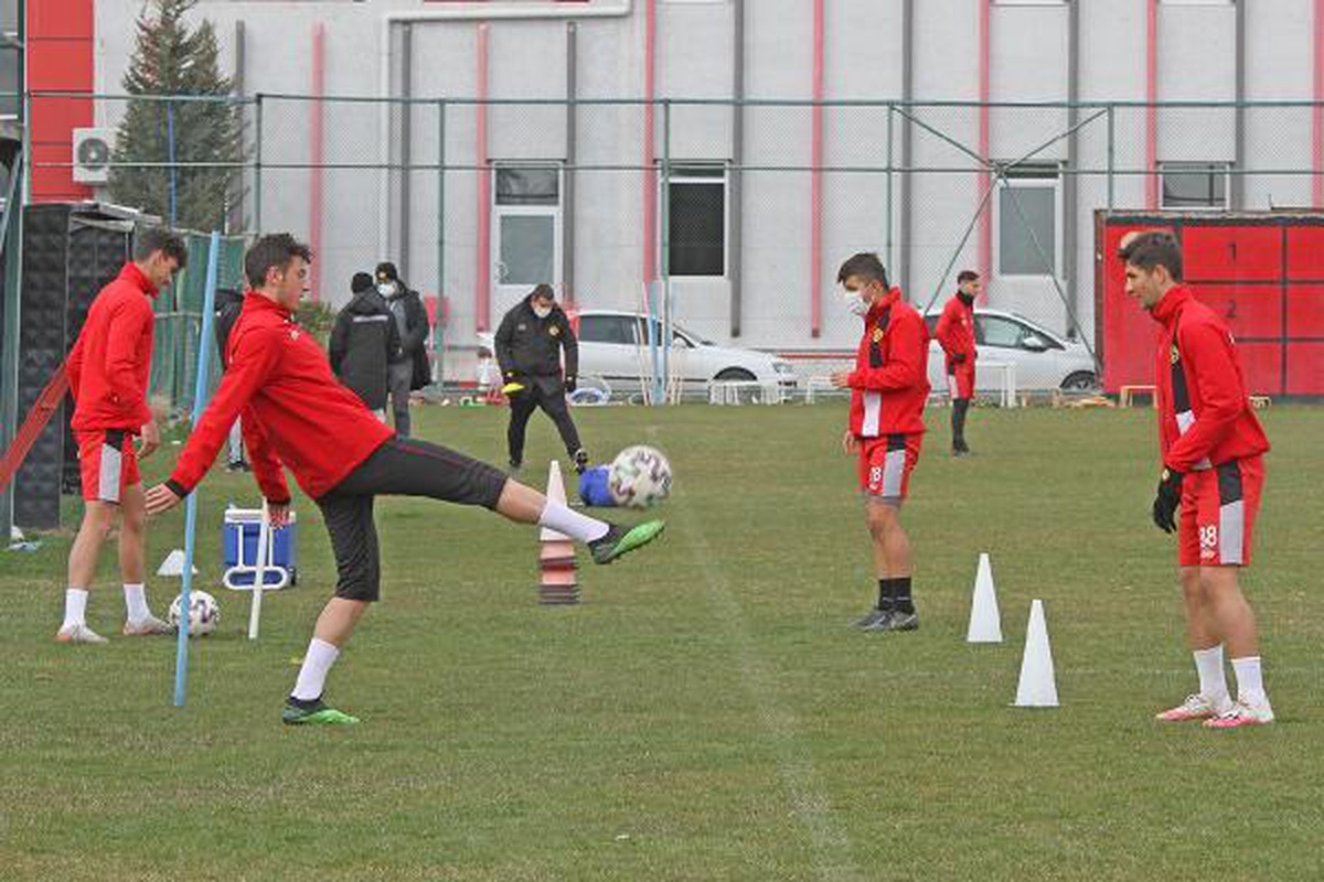Son dakika haber: Eskişehirspor\'da 5 futbolcu ve 1 personel koronavirüse yakalandı