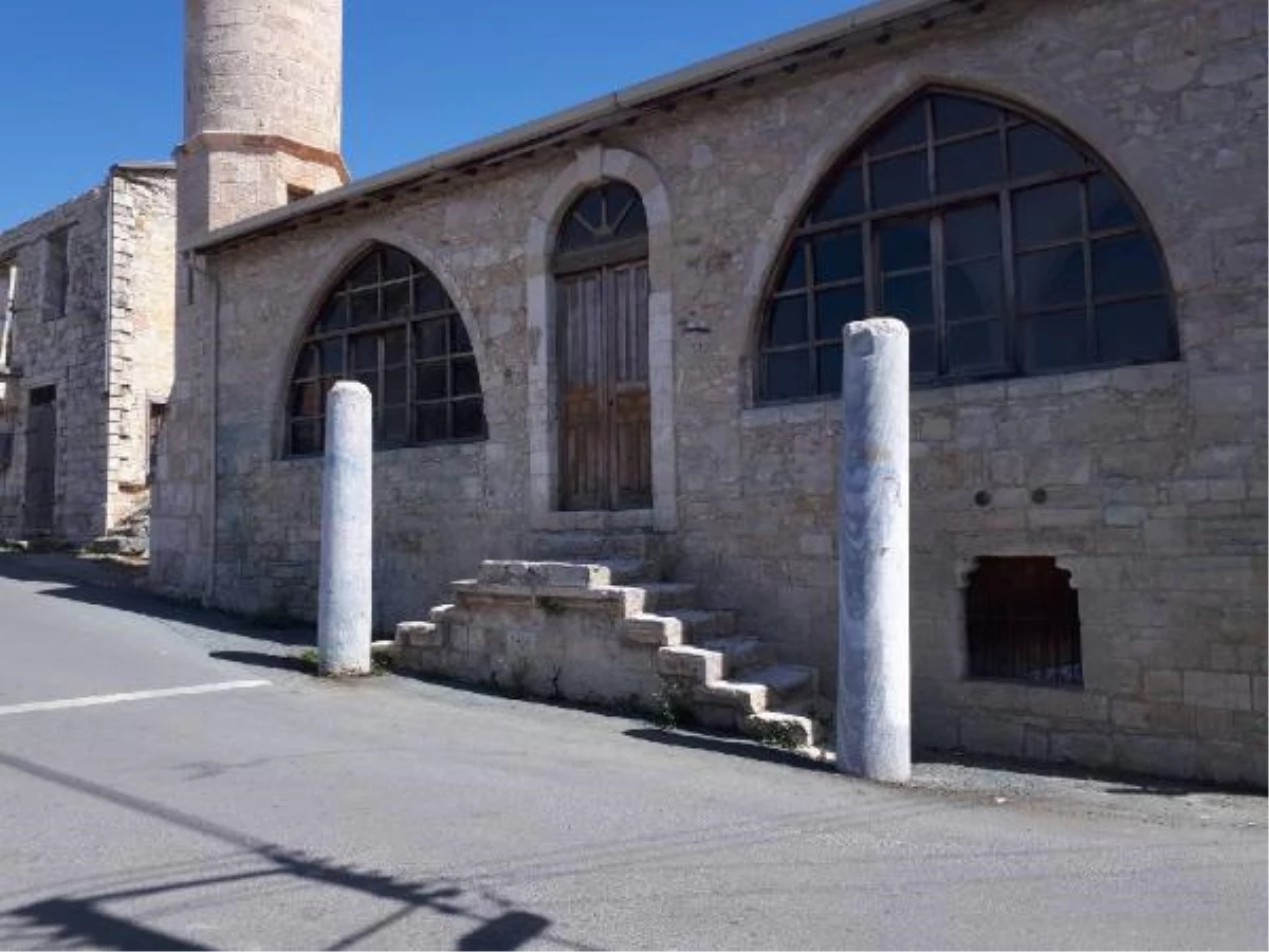 Güney Kıbrıs\'taki camiye çizilen haç ve ırkçılık içerikli yazılar silindi