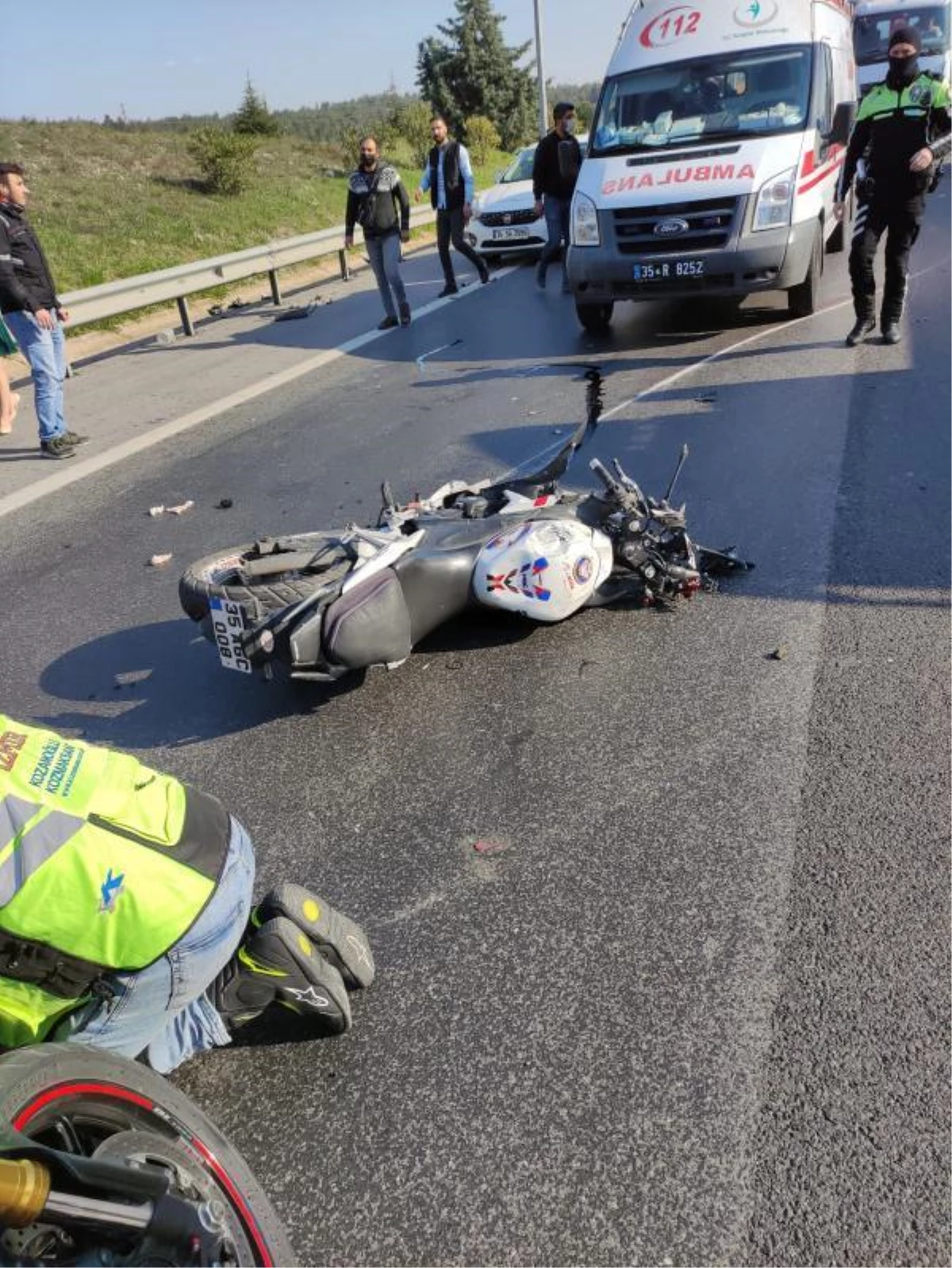 İzmir\'de kamyona çarpan motosikletin sürücüsü yaşamını yitirdi