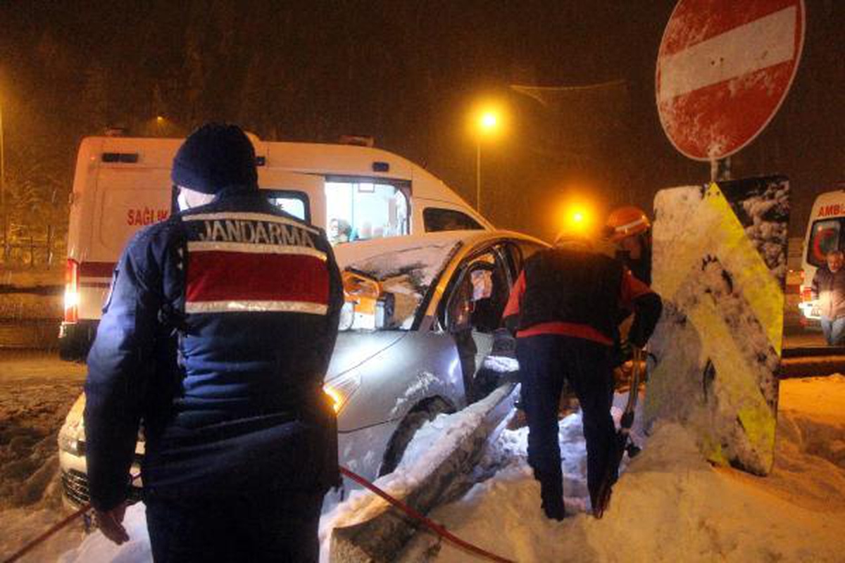Karda kayan otomobil bariyere saplandı; 3 yaralı