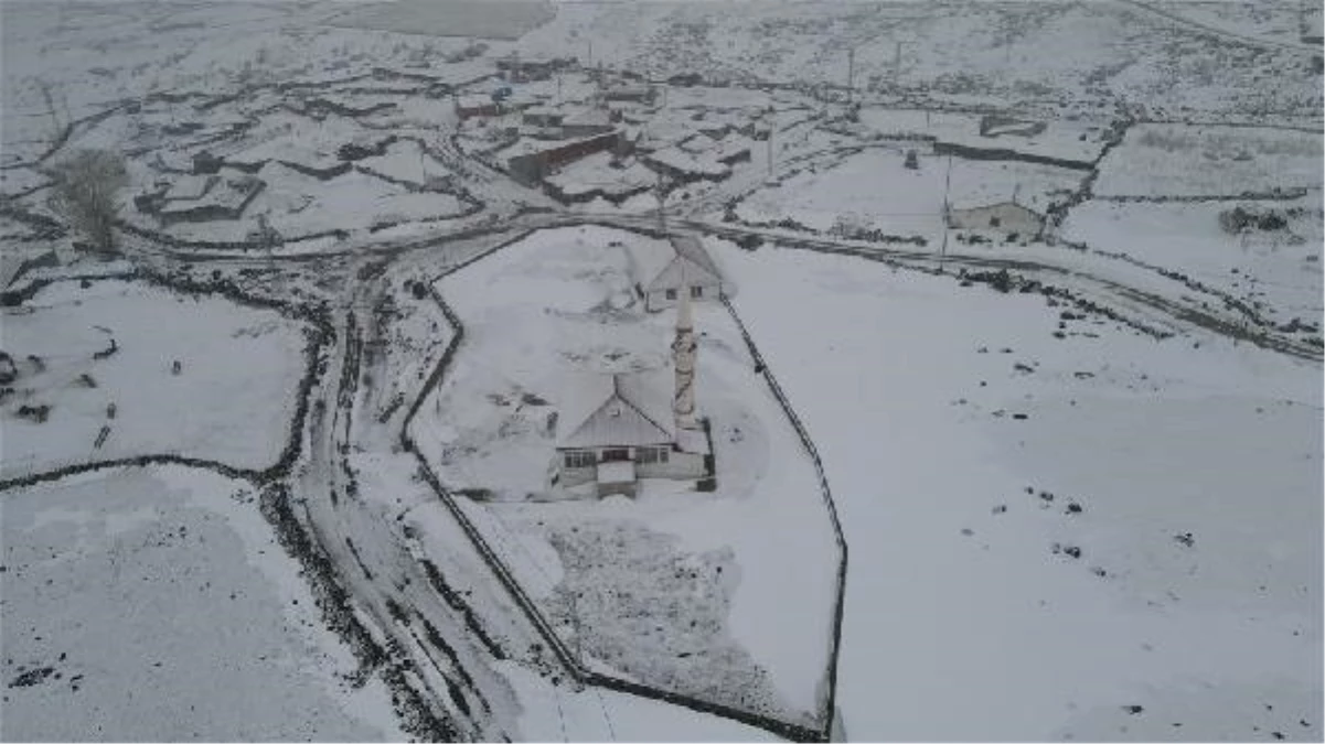 Kars\'ta köylüler, kar yağışını türkülerle karşıladı