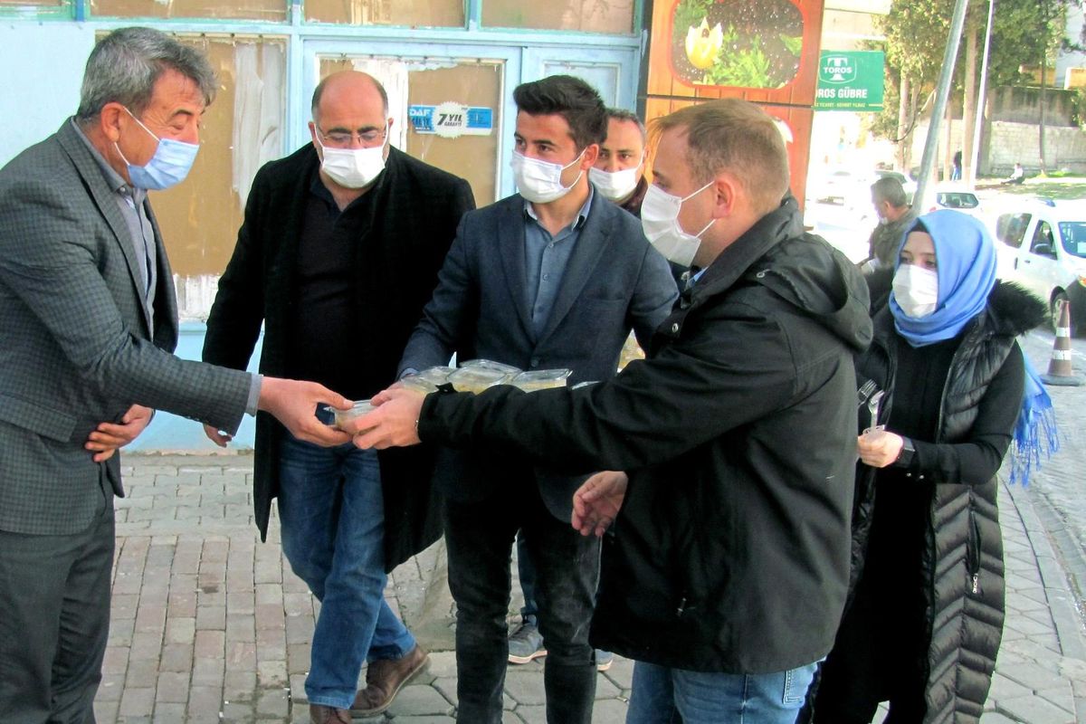 Kaymakam Mutlu\'dan esnaf ve vatandaşlara irmik helvası ikramı