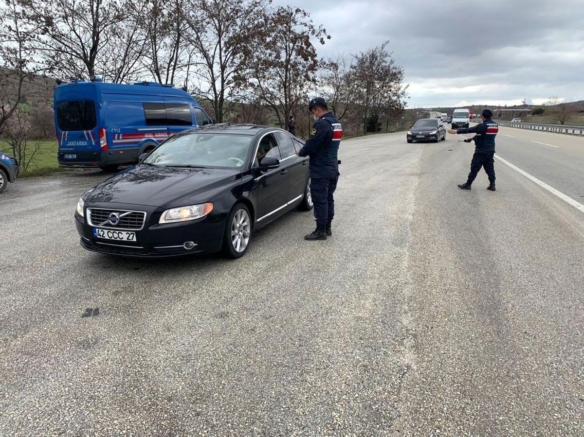 Kula jandarma ekipleri İzmir-Ankara karayolunda kuş uçurtmuyor