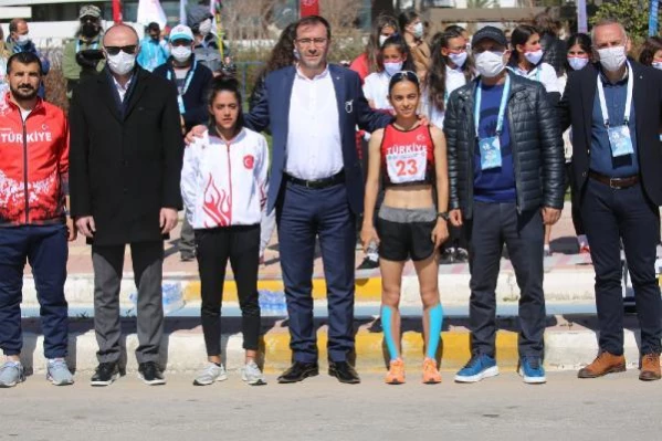 Milli atlet Ayşe Tekdal'dan kota, Meryem Bekmez'den rekor