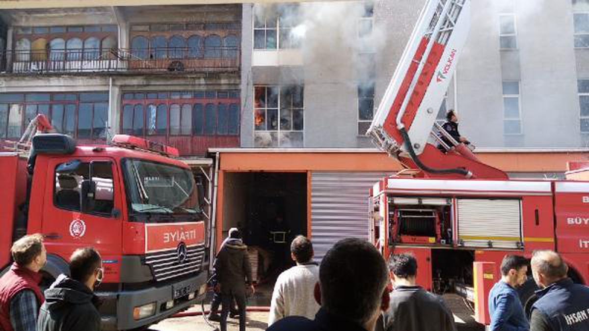 Son dakika haberi | Mobilya mağazasında çıkan yangın 1 saatte söndürüldü