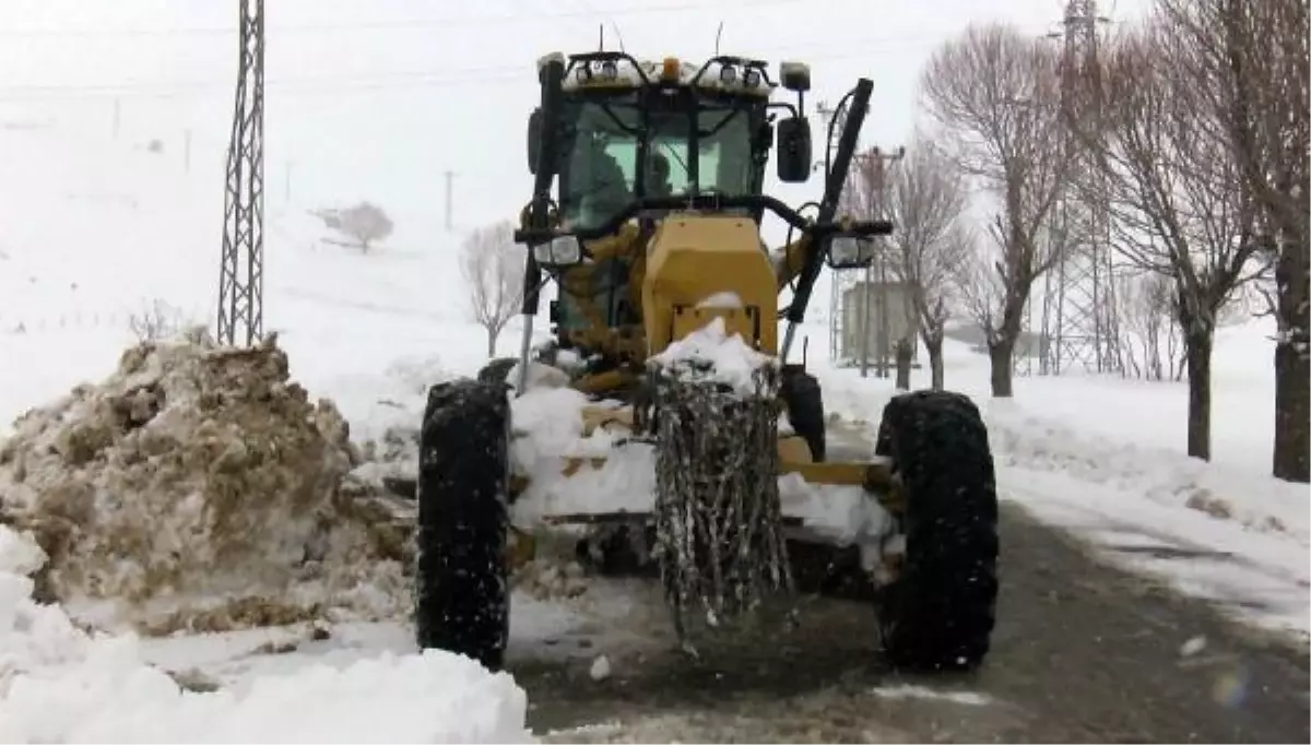 Muş\'ta, 159 köy ve mezra yolunda karla mücadele