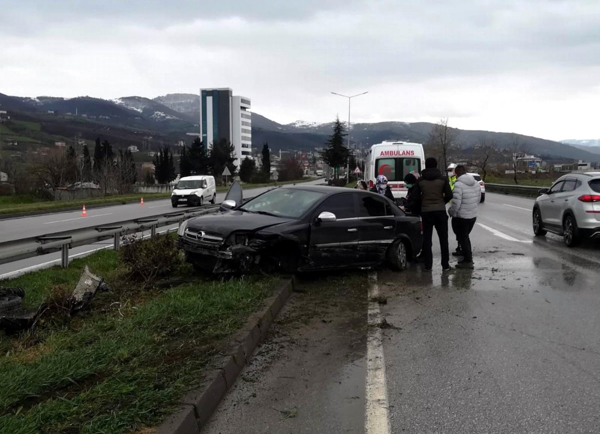 Samsun\'da otomobil bariye çarptı: 1 yaralı