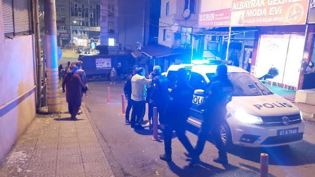 Takip ettiği kocasını bir kadının evinde basan eş, ortalığı birbirine kattı Takip ettiği kocasını bir kadının evinde basan eş, ortalığı birbirine kattı