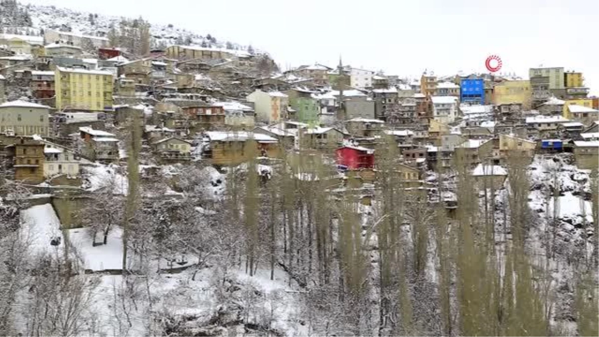 Toprak damlı evlerde kar küreme mesaisi