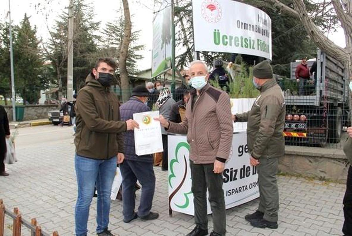 Vatandaşlara ücretsiz 10 bin fidan dağıtıldı