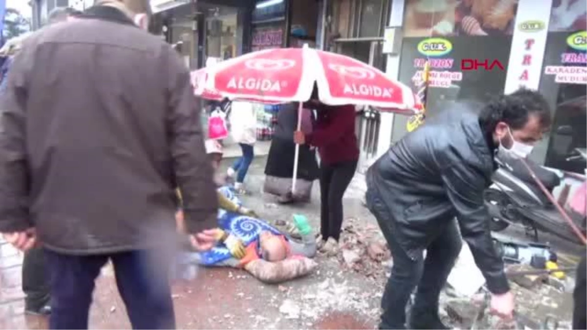 Zonguldak\'ta balkon işçinin üzerine çöktü