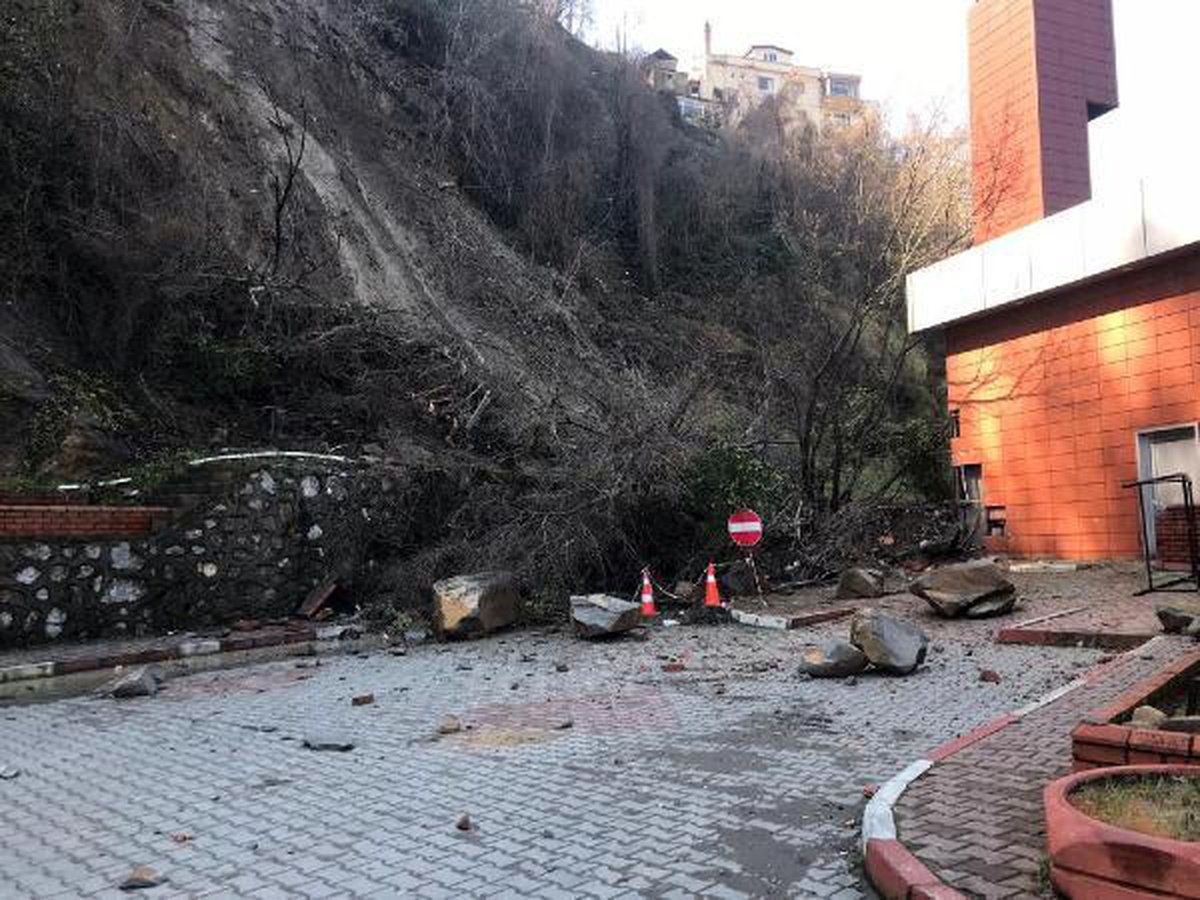 Zonguldak\'ta otobüs terminali heyelan nedeniyle kapatıldı