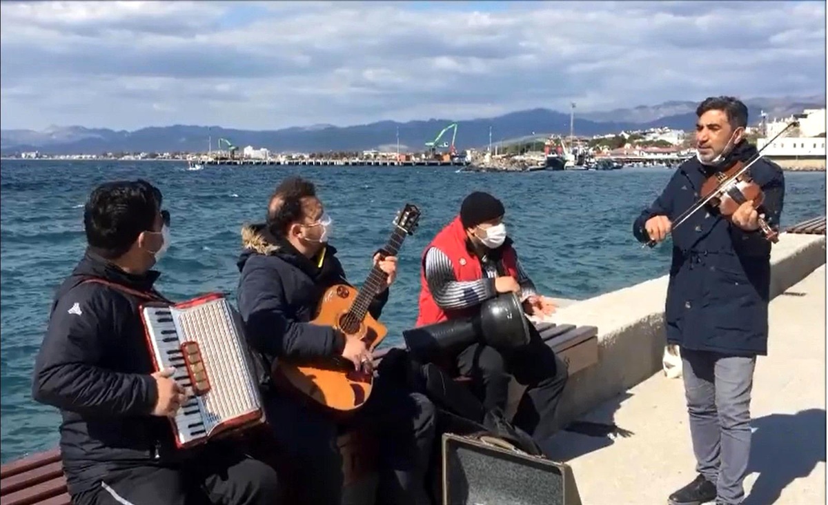 Zor durumda olan müzisyenler artık açık alanda müzik yapacak