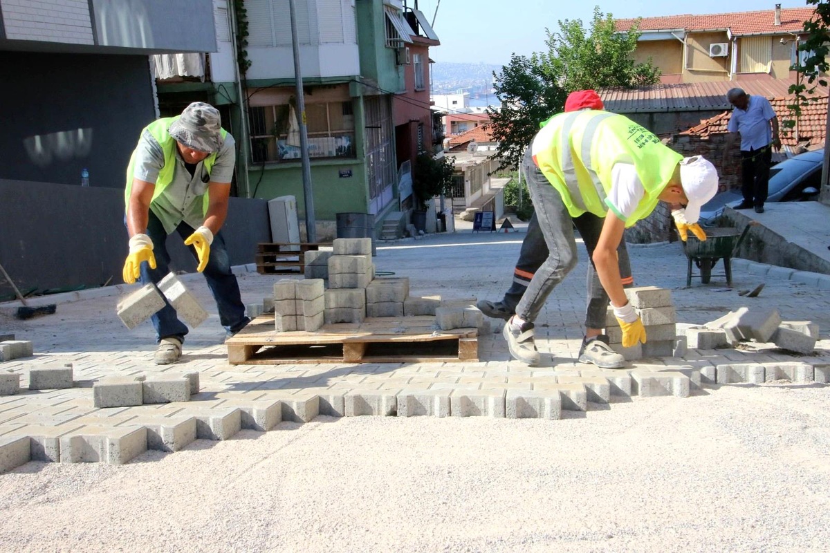 Bayraklı \'da 24 mahalleye 43 bin metrekare kilit parke
