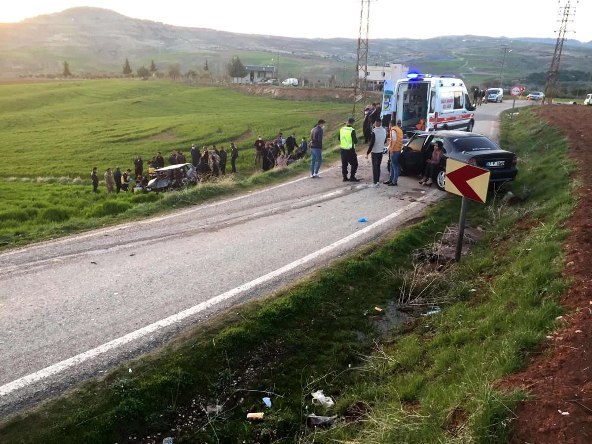 Gaziantep\'te iki araç kafa kafaya çarpıştı: 1 ölü 7 yaralı