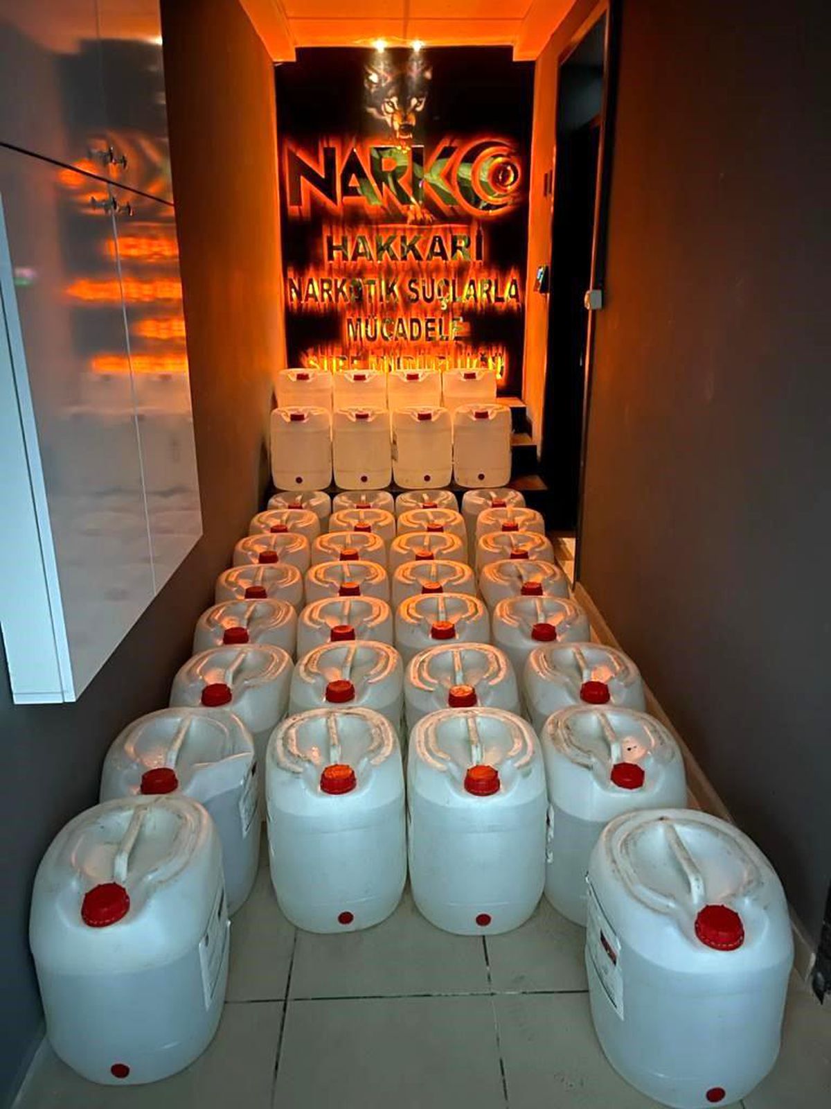 Hakkari\'de 2 bin litre asetik anhidrit ele geçirildi