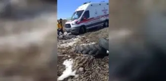 Hasta almaya giderken devrilen ambulanstaki acil tıp teknisyeni yaralandı