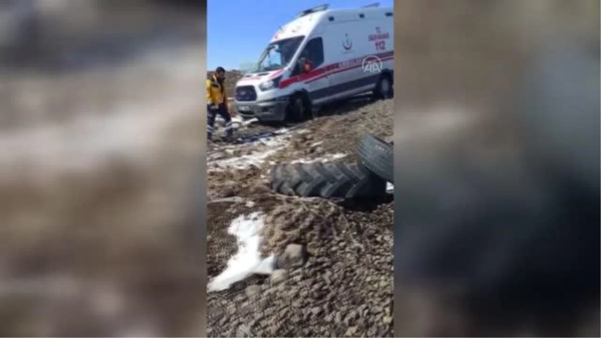 Hasta almaya giderken devrilen ambulanstaki acil tıp teknisyeni yaralandı
