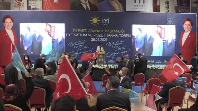 İYİ Parti Genel Başkan Yardımcısı Koray Aydın, Adana'da partisine üye olanlara rozet taktı
