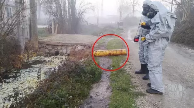 Sakarya'da kanal kenarına atılan tüpten sızan zehirli gaz, 2'si polis 12 kişiyi hastanelik etti Sakarya'da kanal kenarına atılan tüpten sızan zehirli gaz, 2'si polis 12 kişiyi hastanelik etti