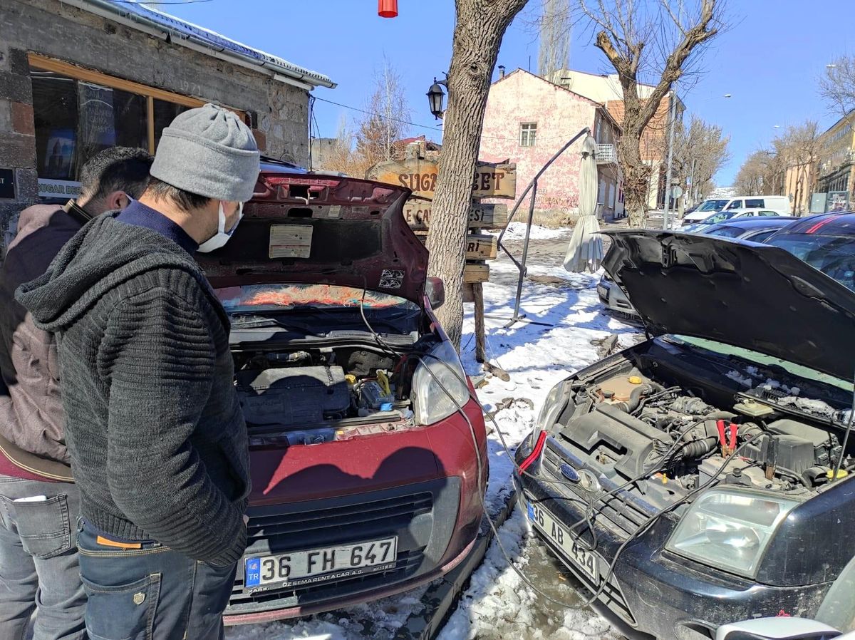 Kars\'ta araçlar dondu, çalışmadı