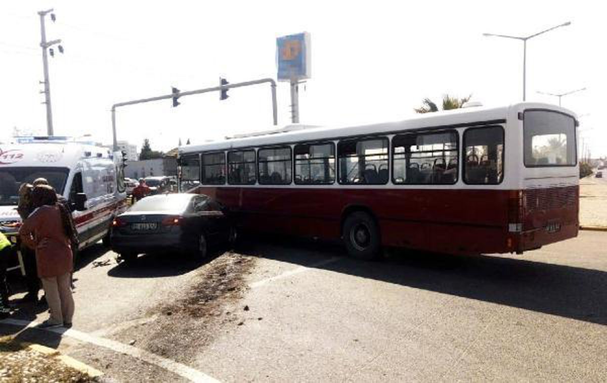 Kavşakta kaza: 4 yaralı