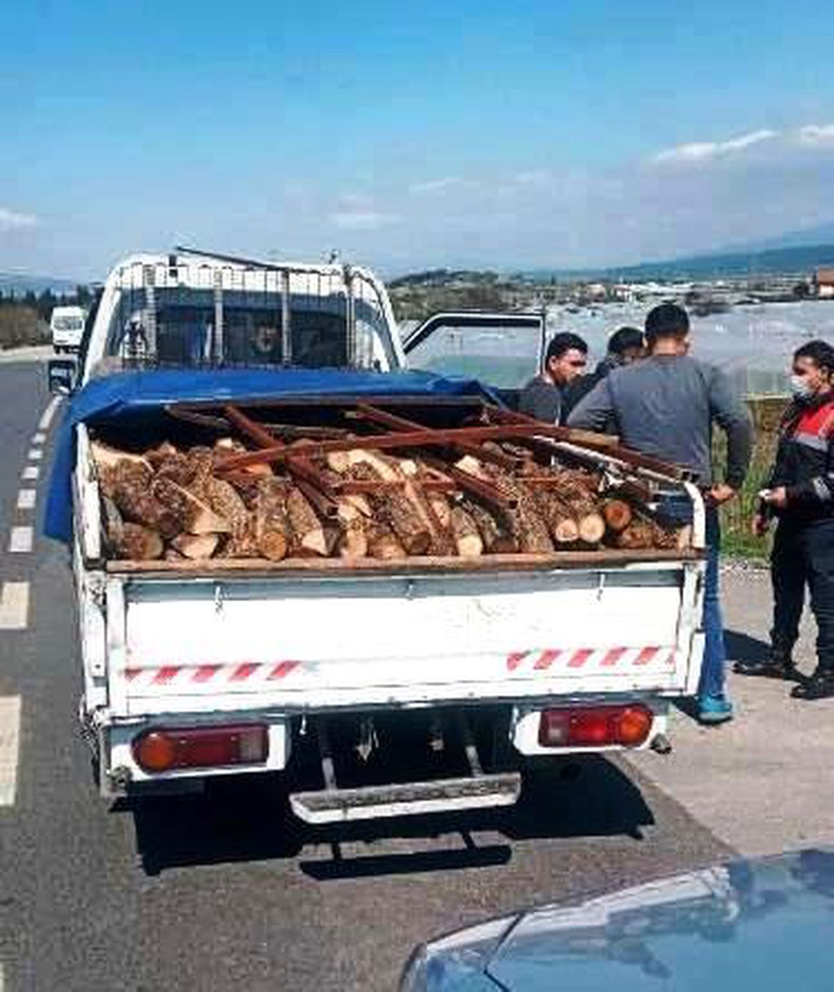 "Oğlun odun aldı" yalanıyla yaşlı kadını evinde gasp ettiler