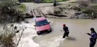 Otomobille çaydan geçerken mahsur kalan 2 kişi kurtarıldı