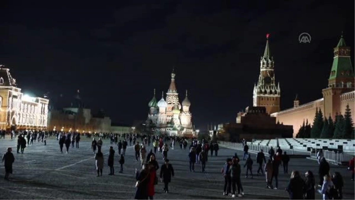Rusya\'da 2 binden fazla yapının ışıkları, iklim değişikliğine dikkati çekmek için 1 saat kapatıldı