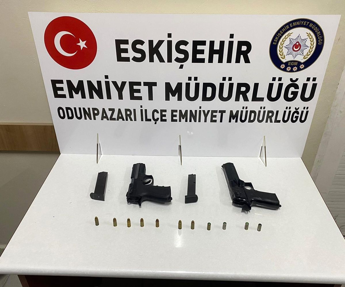 Suç makinasının aracından 2 tane tabanca ele geçirildi