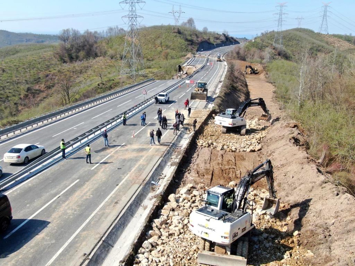 Vali Atay, heyelan bölgesindeki yol çalışmalarını inceledi